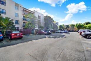 5665 W 20th Ave in Hialeah, FL - Building Photo