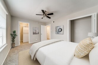 The Oaks Apartments At Medical Center in San Antonio, TX - Foto de edificio - Building Photo