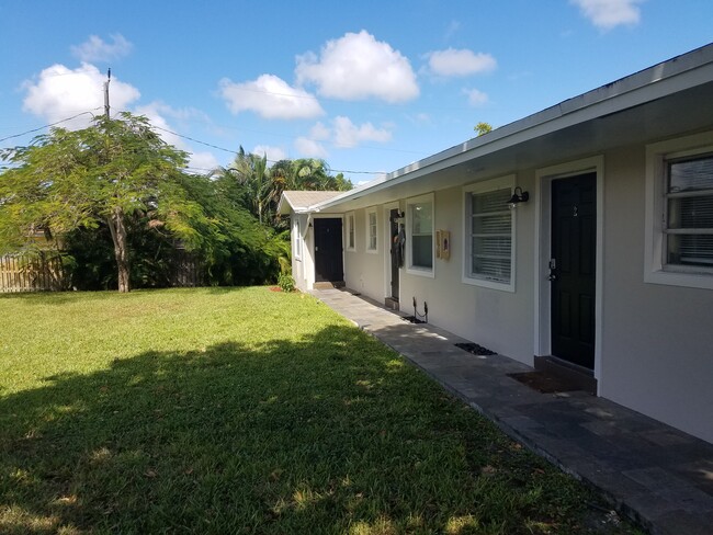 1407 Holly Heights Dr, Unit 1 in Fort Lauderdale, FL - Foto de edificio - Building Photo