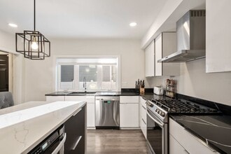 169 W 9th St, Unit 1 in Boston, MA - Foto de edificio - Building Photo