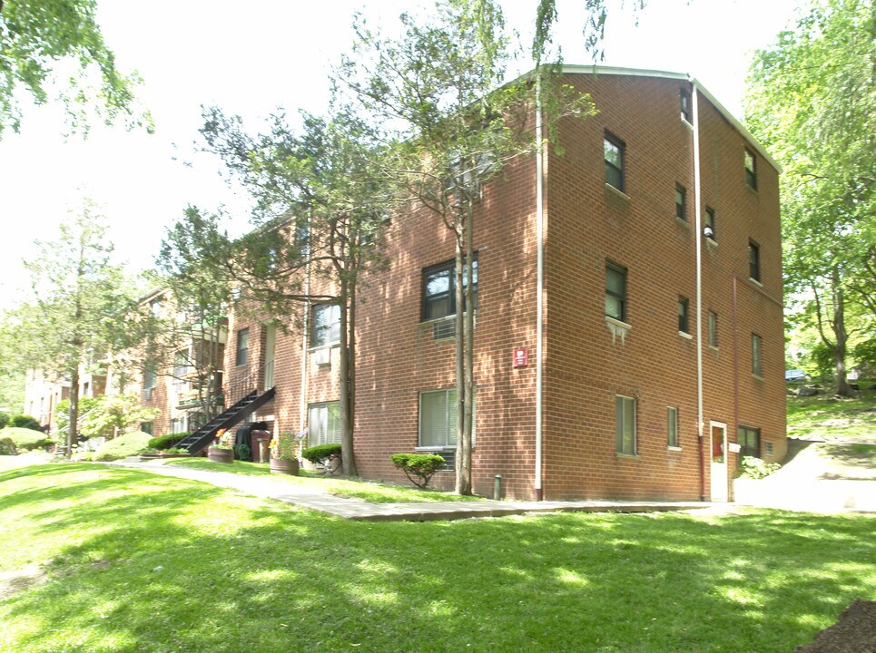 26-59 Fieldstone Dr in Hartsdale, NY - Foto de edificio