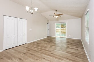 3830 Julia Marie Drive in Jacksonville, FL - Foto de edificio - Building Photo