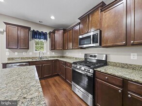 7425 Willow View Ln in Glen Burnie, MD - Building Photo - Building Photo