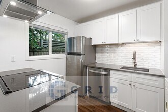 2933-2935 NE Everett St-Unit -2933 in Portland, OR - Building Photo - Building Photo