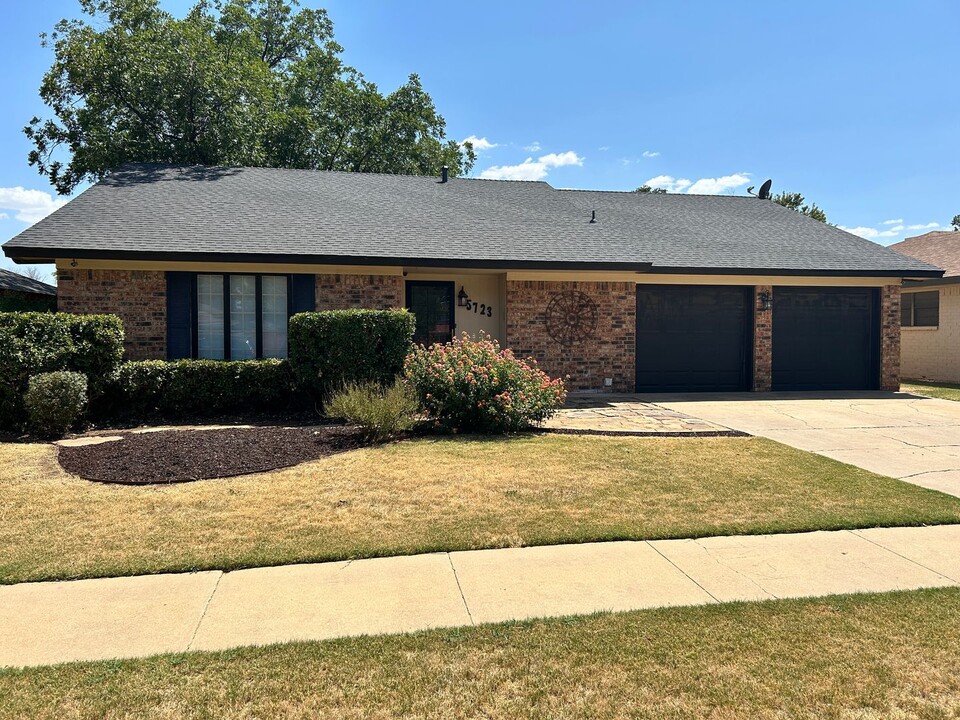 5723 35th St in Lubbock, TX - Building Photo