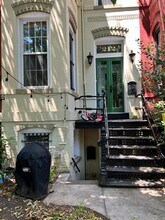 212 5th St NE, Unit 2 in Washington, DC - Foto de edificio - Building Photo