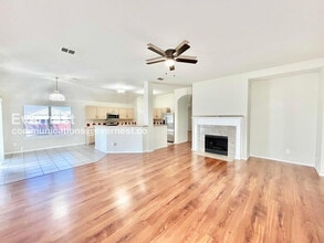 233 Wagon Wheel Dr in Grand Prairie, TX - Building Photo - Building Photo