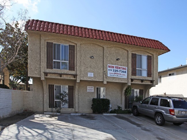 4455 Mentone St in San Diego, CA - Building Photo - Building Photo