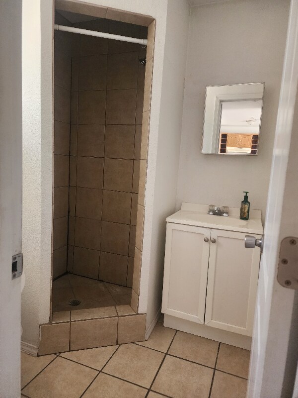 7375 N Loop Dr in El Paso, TX - Building Photo - Building Photo