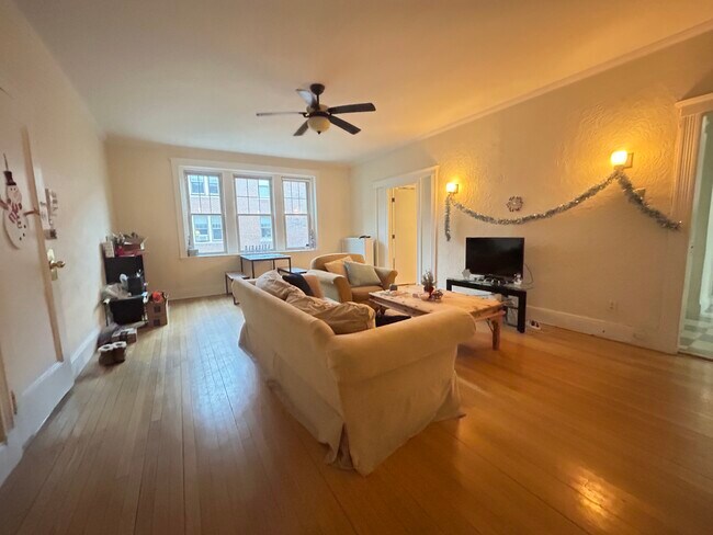 14 Alton Pl in Brookline, MA - Foto de edificio - Building Photo