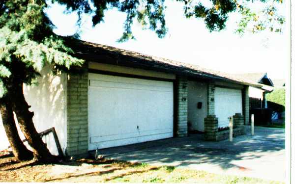 1732-1734 Floyd Ave in Modesto, CA - Foto de edificio