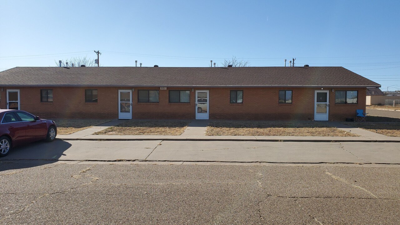901 S Monroe St in Tucumcari, NM - Building Photo