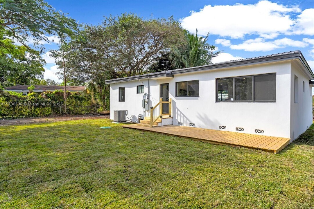 5933 SW 61st Ave in South Miami, FL - Building Photo