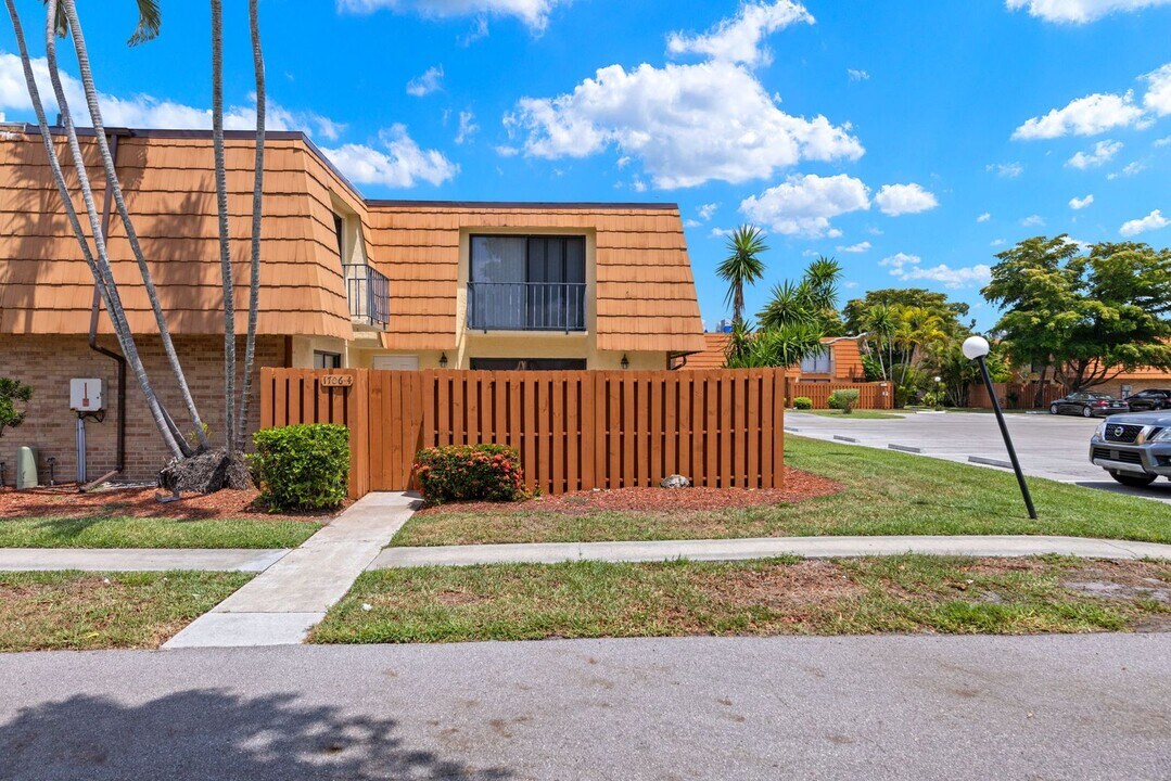 1706 Park Meadows Dr in Ft. Myers, FL - Building Photo