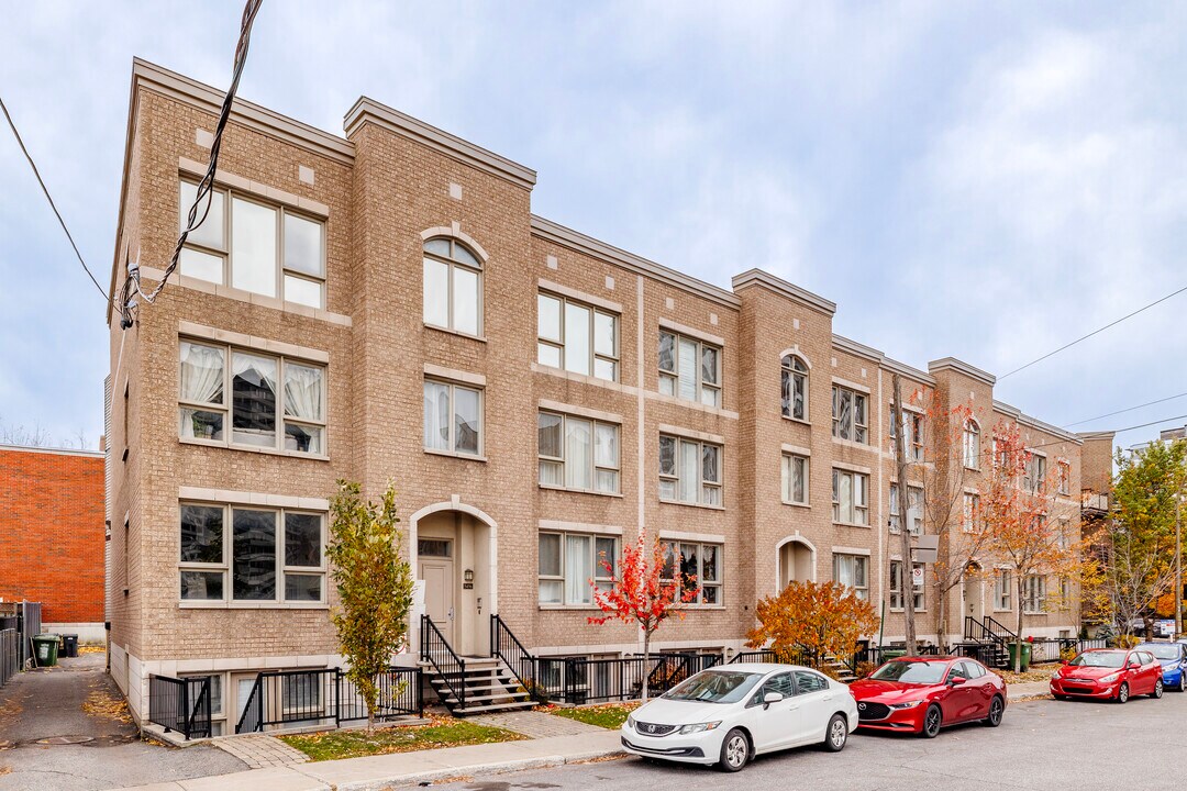 7390 De La in Montréal, QC - Building Photo