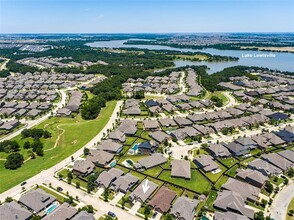 9809 Echo Summit Dr in Oak Point, TX - Foto de edificio - Building Photo