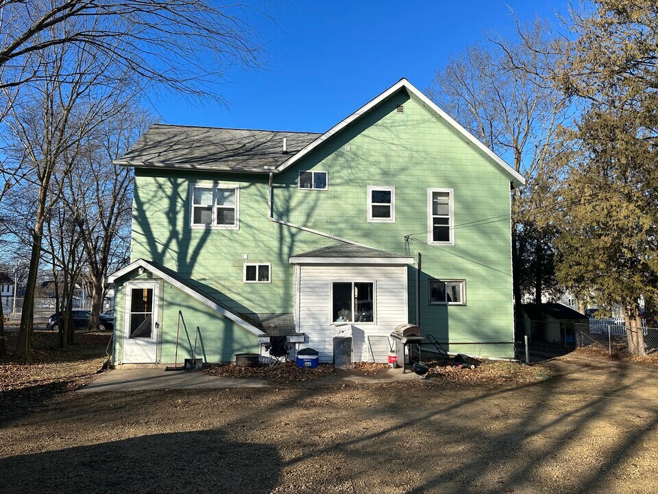 814 10th St E, Unit .5 in Menomonie, WI - Building Photo
