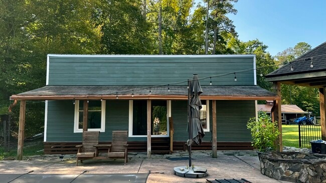 21560 Quaker Rd in Windsor, VA - Foto de edificio - Building Photo