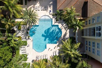 19901 E Country Club Dr in Miami, FL - Foto de edificio - Building Photo