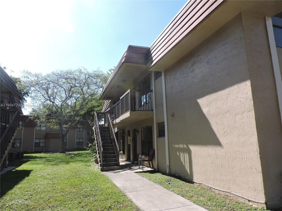 14867 SW 104th St in Miami, FL - Building Photo