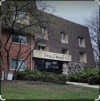 2 Villa Verde Dr, Unit 109 in Buffalo Grove, IL - Building Photo
