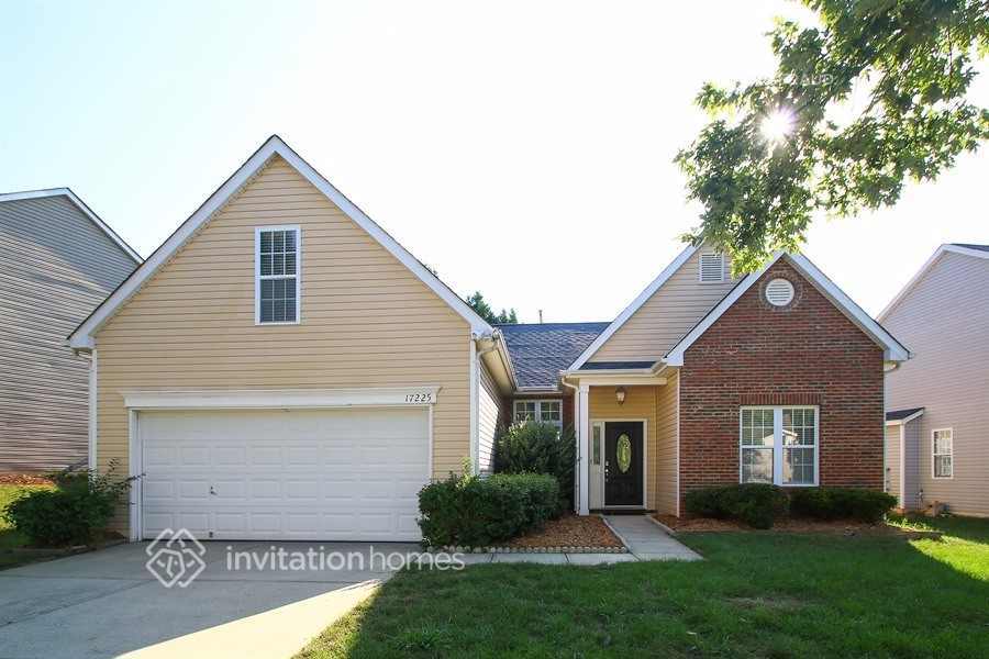 17225 Commons Crossing Dr in Charlotte, NC - Building Photo
