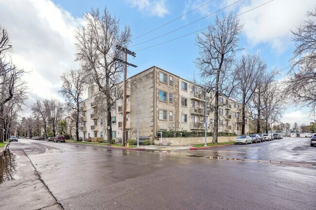 14412 Killion St, Unit 307 in Sherman Oaks, CA - Building Photo - Building Photo