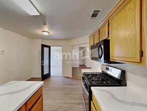 901 Worden Dr in Cedar Hill, TX - Foto de edificio - Building Photo