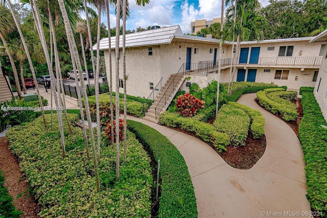 8607 SW 68th Ct in Pinecrest, FL - Building Photo