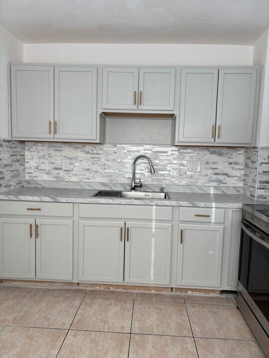 3519 W Rogers Ave in Tampa, FL - Building Photo
