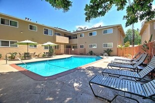 Verandas Apartments in Menlo Park, CA - Building Photo