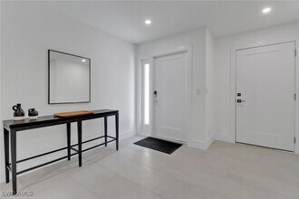 272 Yorkshire Ct in Naples, FL - Building Photo - Building Photo