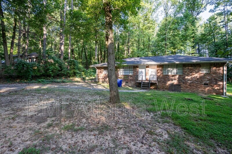 6480 Raymond Dr in Union City, GA - Building Photo