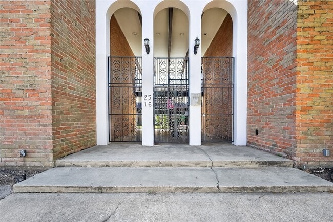 property at 2516 Commonwealth St