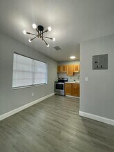 110 SE 7th St in Hallandale Beach, FL - Building Photo - Building Photo