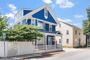 21 Division St in Newport, RI - Building Photo