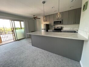 7555 Linda Vista Rd in San Diego, CA - Foto de edificio - Building Photo