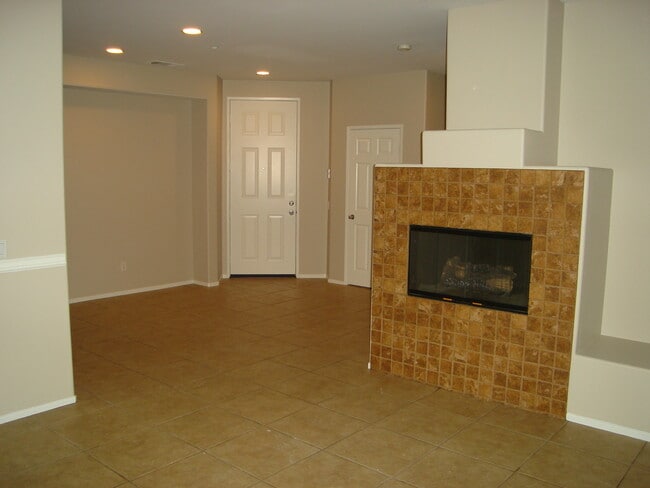 1440 Patricia Ave in Simi Valley, CA - Building Photo - Building Photo