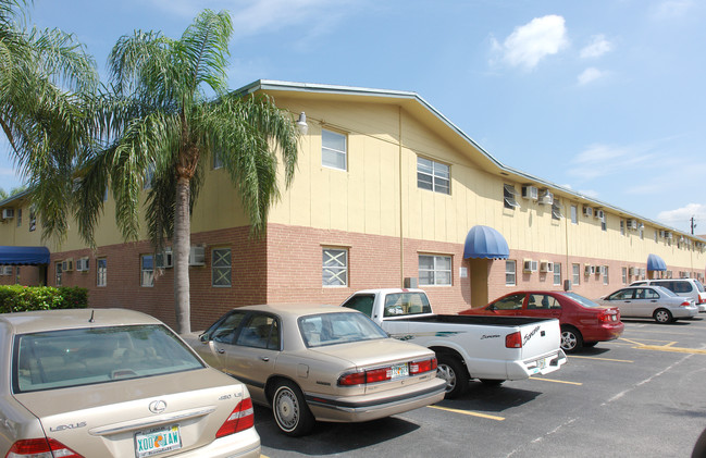 Kendall Manor Apartments in Miami, FL - Building Photo - Building Photo