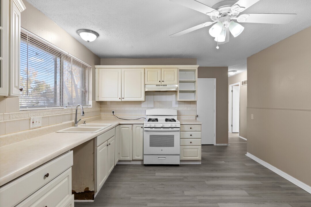 695 Charvel Dr in Florissant, MO - Building Photo