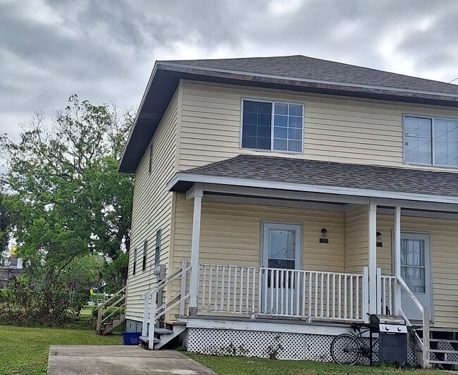 property at 1703 Palmetto Ct