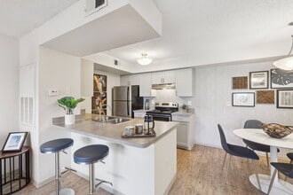 Alvista Sterling Palms in Brandon, FL - Building Photo - Building Photo