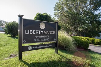 Liberty Manor in Liberty, KY - Foto de edificio - Building Photo