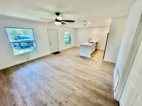 652 37th St N in St. Petersburg, FL - Foto de edificio - Building Photo