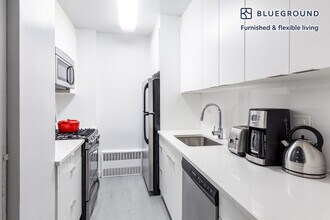 230 W 55th St in New York, NY - Foto de edificio - Building Photo