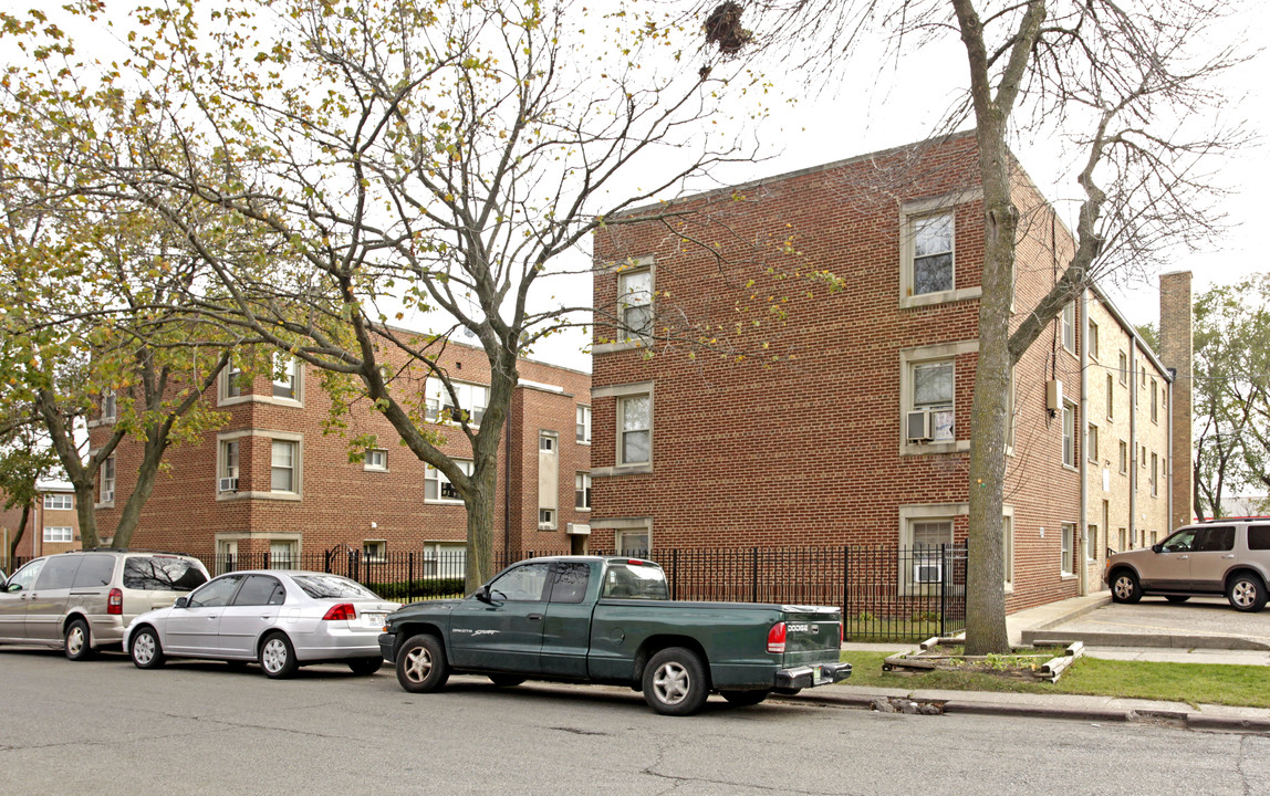 2405 W Jarvis Ave in Chicago, IL - Building Photo