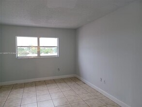 3610 NW 21st St, Unit 409 in Lauderdale Lakes, FL - Building Photo - Building Photo