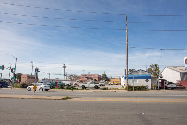 219 Market Way in Salinas, CA - Foto de edificio - Building Photo