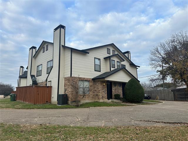 5904 Holiday Ln in North Richland Hills, TX - Building Photo