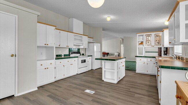 3457 S Foster Rd in San Antonio, TX - Building Photo - Building Photo